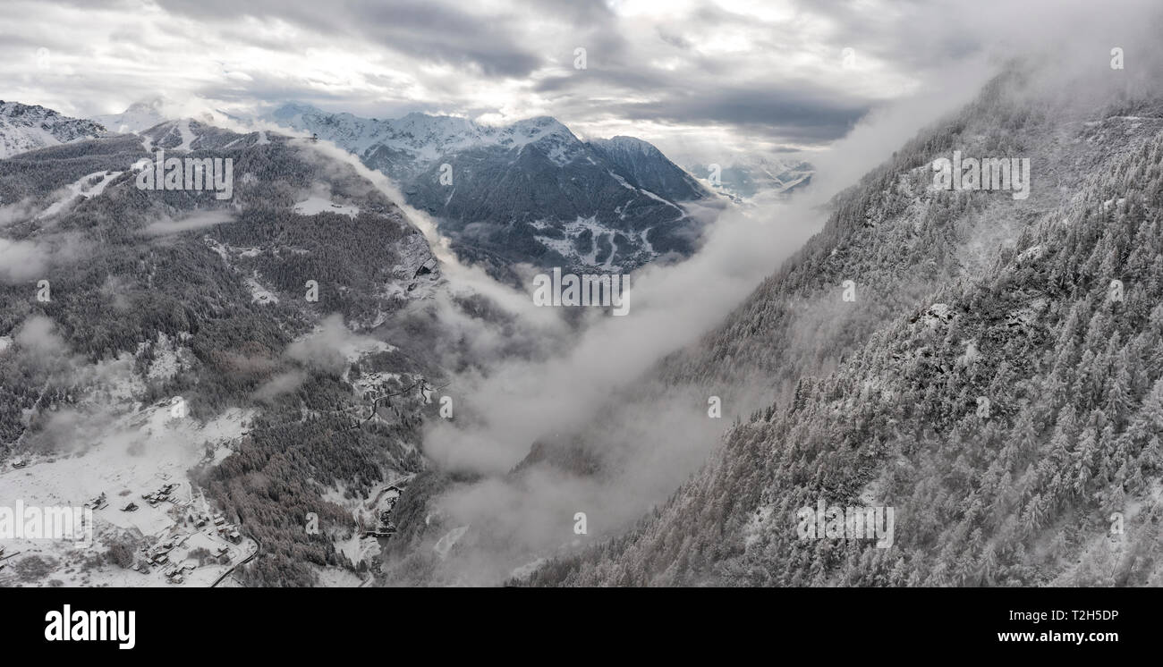 Montañas cubiertas de nieve en Valtellina, Italia, Europa Foto de stock