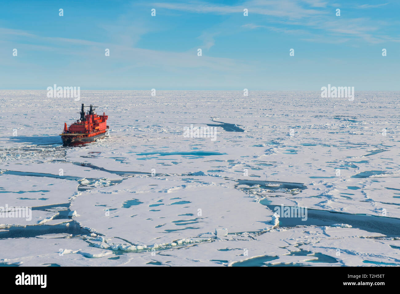 Romper el hielo en el Polo Norte, Ártico Foto de stock