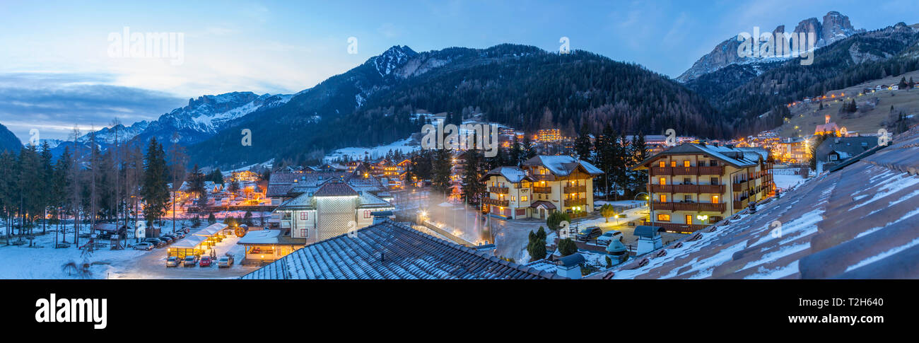 Panorama Hotel Campitello di Fassa por Grohmannspitze en Italia, Europa Foto de stock