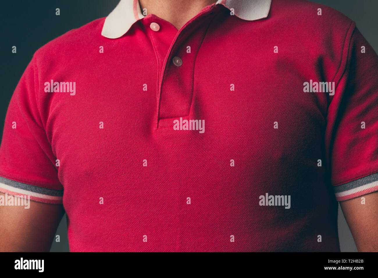 Cerca de un adulto joven masculino caucásico vistiendo una Camisa polo color rojo Foto de stock