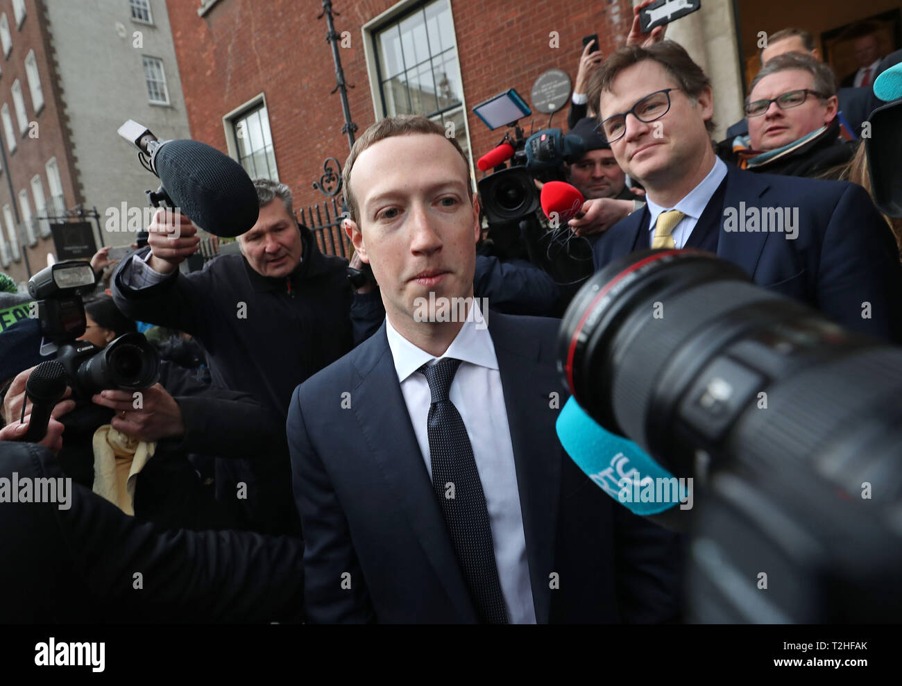 El CEO de Facebook Mark Zuckerberg dejando El Merrion Hotel en Dublín, después de una reunión con políticos para debatir sobre la regulación de los medios de comunicación social y contenidos perjudiciales. Foto de stock