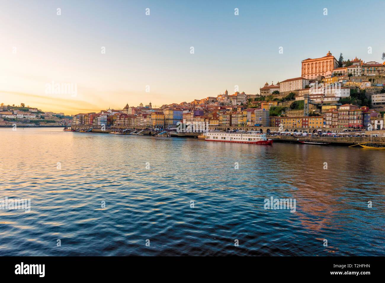 Vistas sobre el río Duero a Ribeira, luz del atardecer, Porto, Portugal Foto de stock