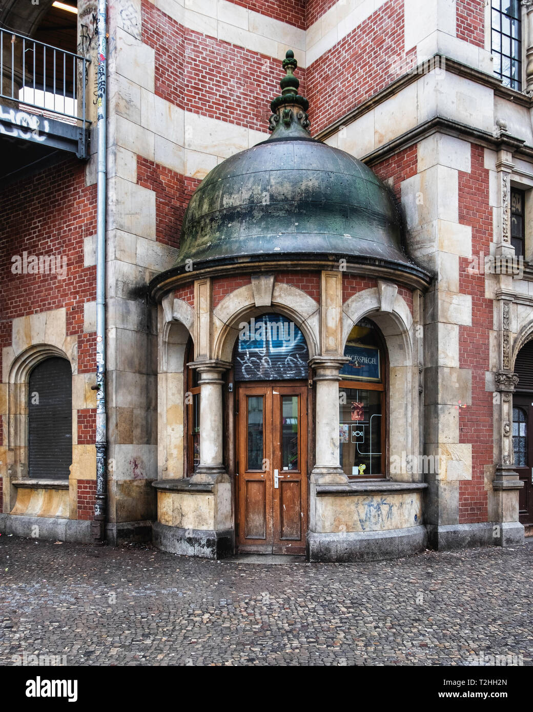 Berlín, Kreuzberg. Schlesisches Tor de UBahn estación de ferrocarril