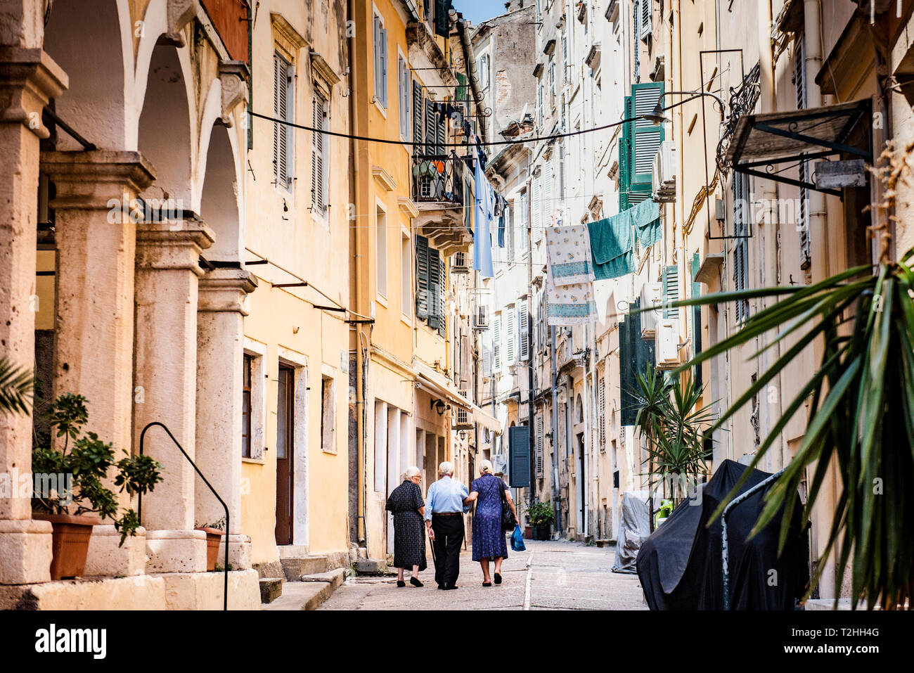 La gente caminando a lo largo de callejón en el casco antiguo de la ciudad de Corfu, Corfú, Isla, Islas Jónicas, Grecia, Europa Foto de stock