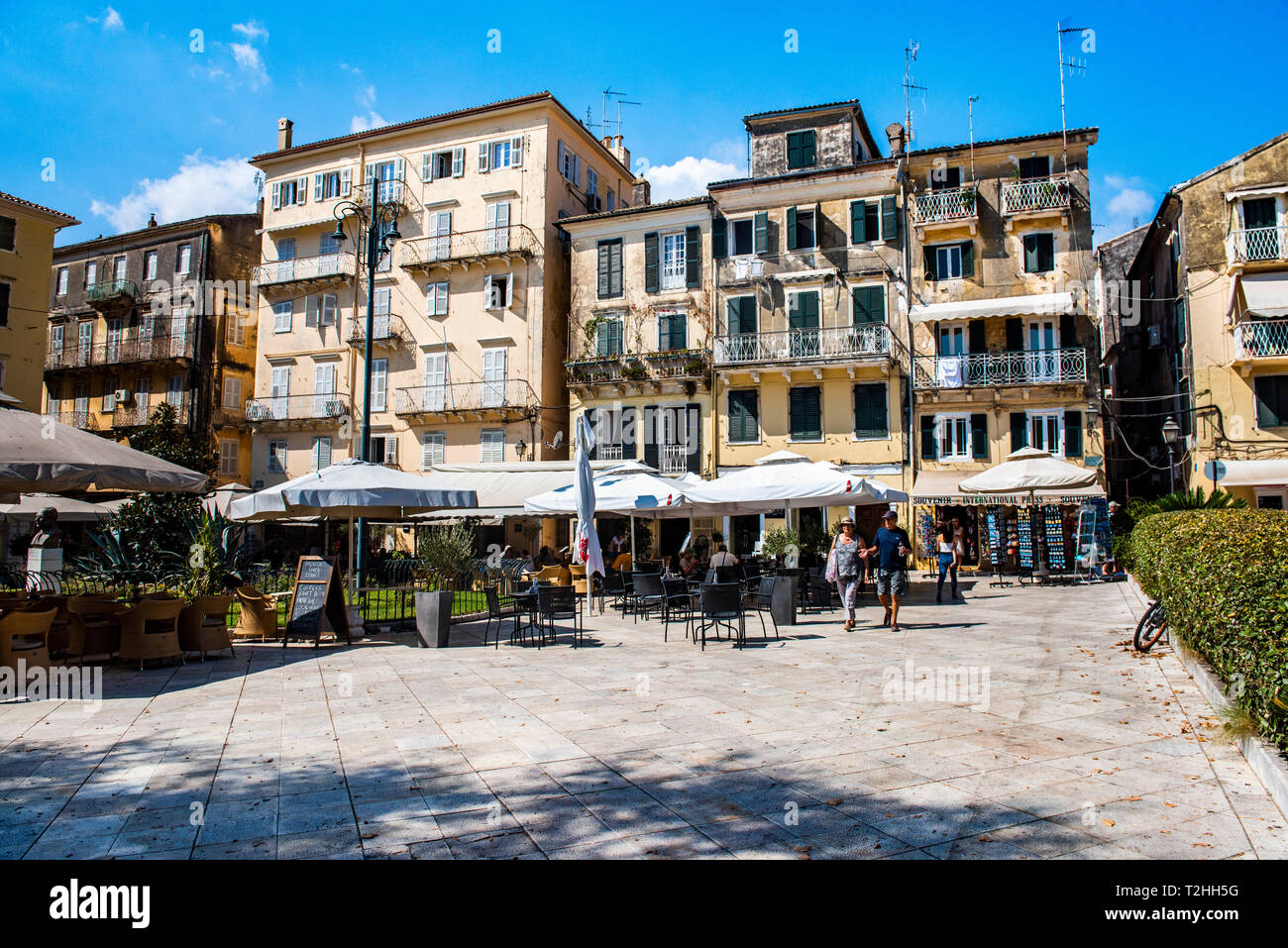 Plaza pública en el casco antiguo de la ciudad de Corfu, Corfú, Isla, Islas Jónicas, Grecia, Europa Foto de stock