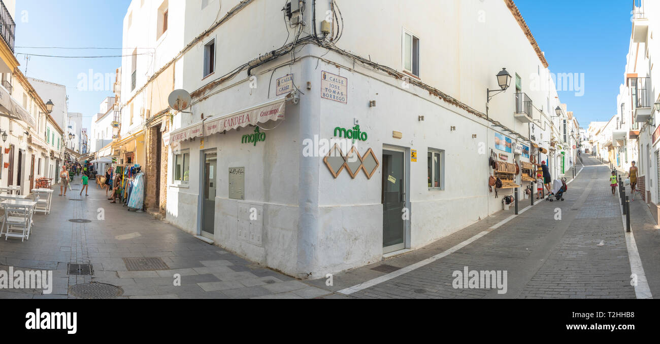Panorámicas del callejón y edificios en Conil de la Frontera, Costa de la Luz, Cádiz, Andalucía, España, Europa Foto de stock