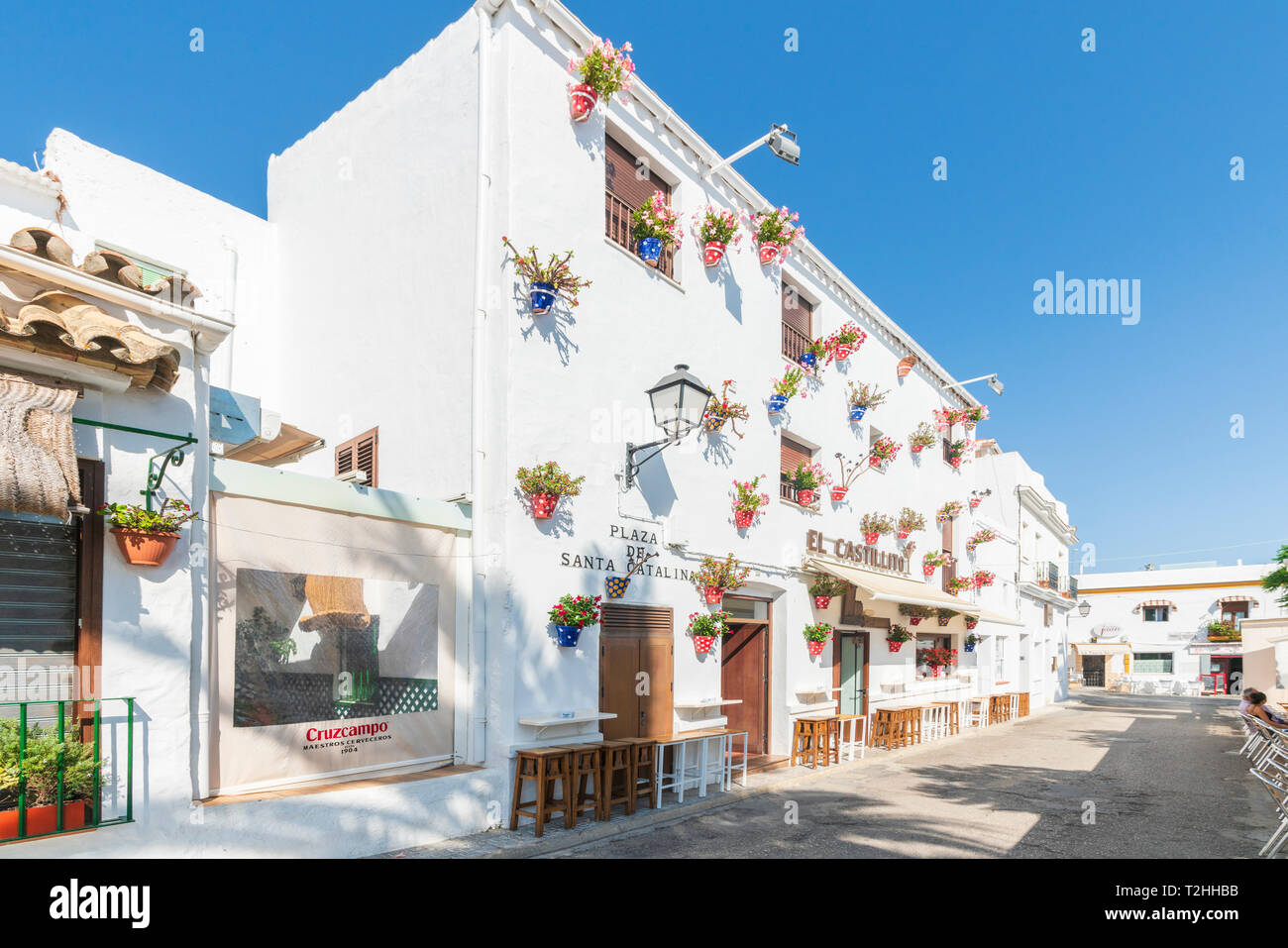 Edificio con macetas colgadas en Conil de la Frontera, Costa de la Luz, Cádiz, Andalucía, España, Europa Foto de stock