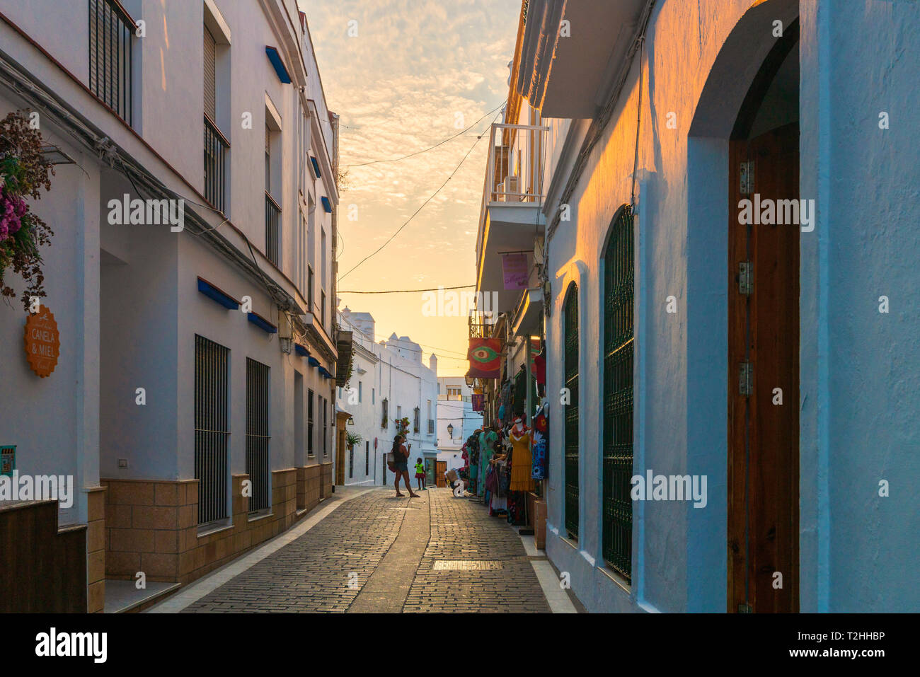 Alley en Conil de la Frontera, Costa de la Luz, Cádiz, Andalucía, España, Europa Foto de stock