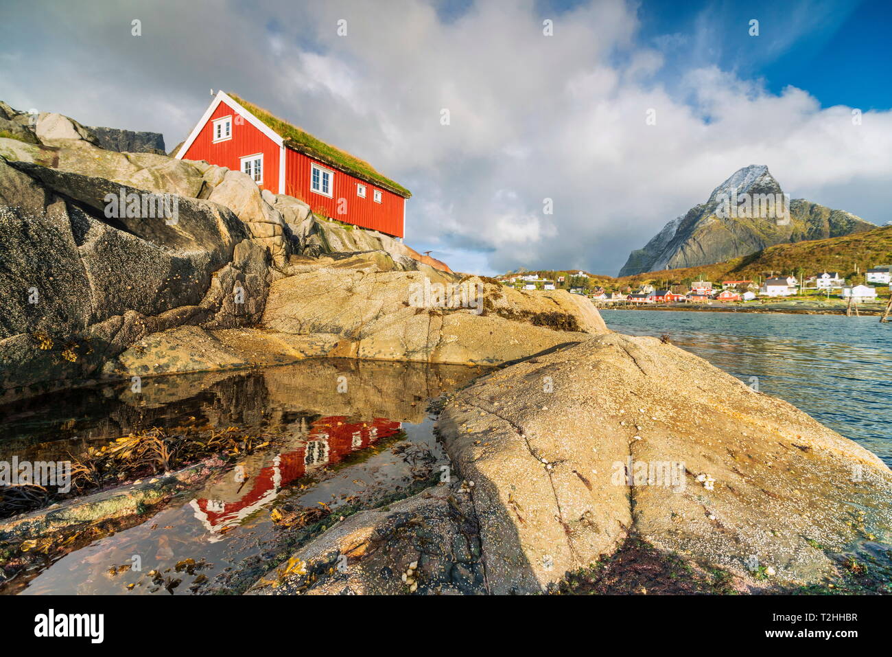 Cabina de pasajeros por mar rojo rocas en Reine, Moskenes, Nordland, Islas Lofoten, Noruega, Europa Foto de stock