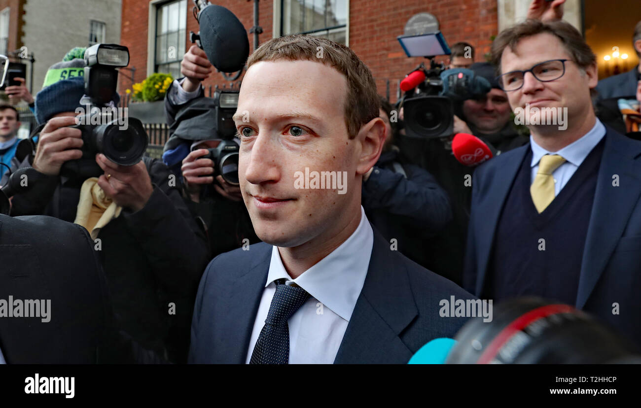 El CEO de Facebook Mark Zuckerberg dejando El Merrion Hotel en Dublín con como su jefe de política global de comunicaciones y Nick Clegg, tras una reunión con políticos para debatir sobre la regulación de los medios de comunicación social y contenidos perjudiciales. Foto de stock