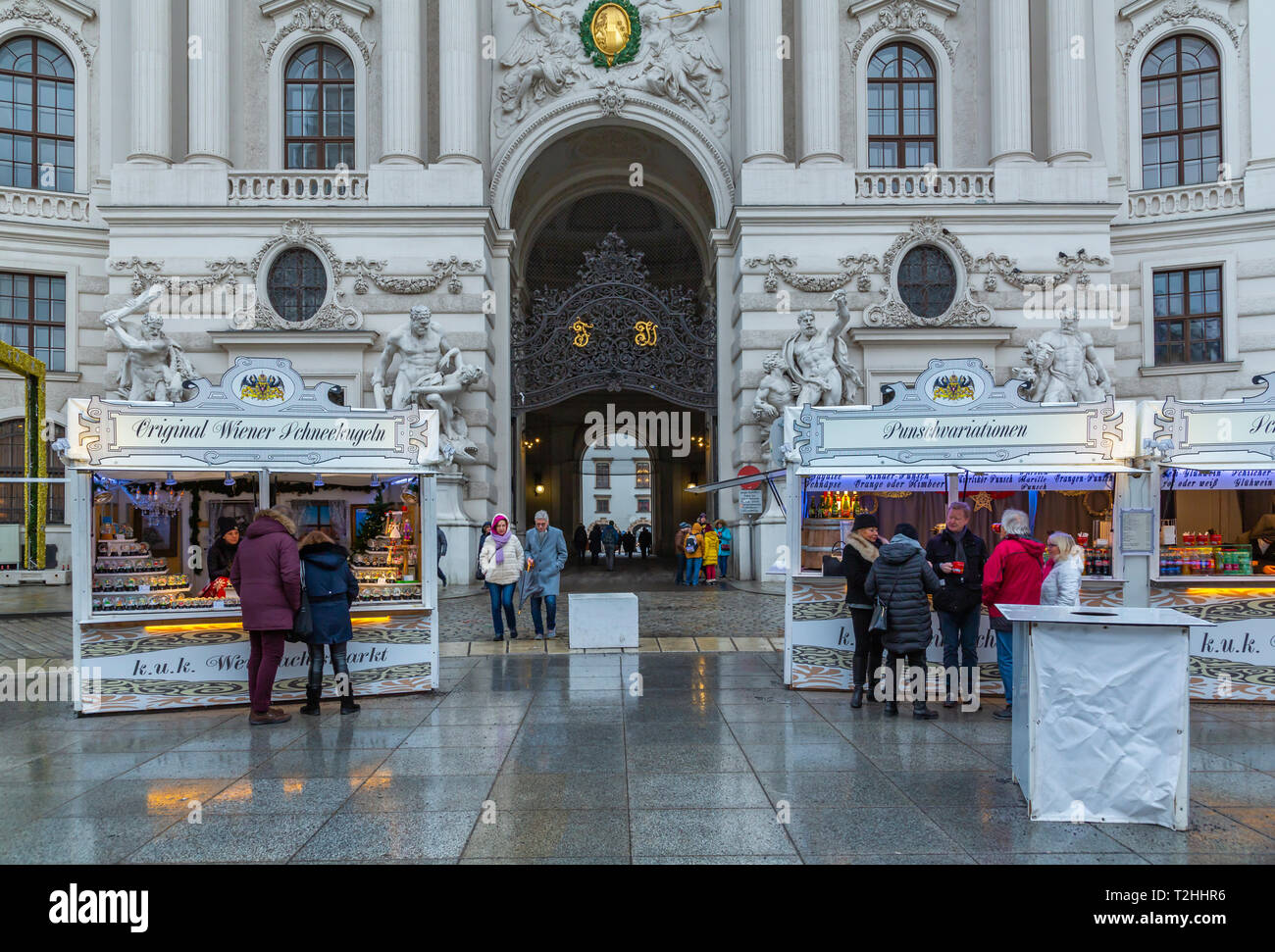 Compradores en puestos de mercado de Navidad en la Michaelerplatz, en Viena, Austria, Europa Foto de stock