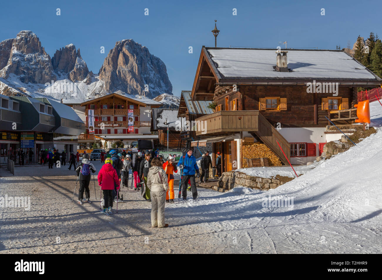 En la aldea de esquí y Pecol Grohmannspitze Punta Grohmann en invierno, Canazei, Val di Fassa, Trentino, Italia, Europa Foto de stock