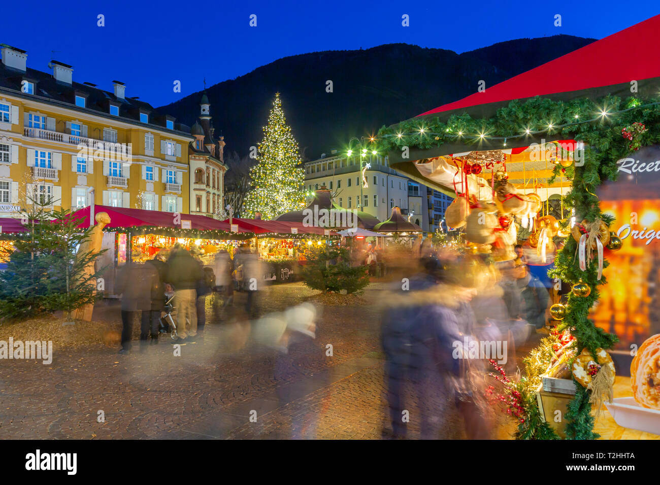 Los clientes en el mercado de Navidad en la Piazza Walther, Bolzano, Italia, Europa Foto de stock