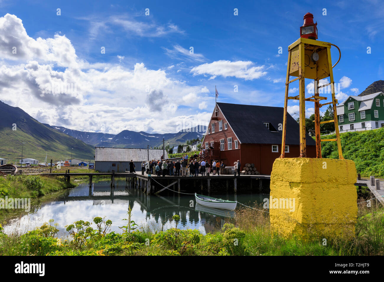 Los turistas en el ocupado, el galardonado Museo era de arenque, Siglufjörður Anuncios, (Siglufjorour), impresionantes día de verano, en el norte de Islandia, Europa Foto de stock