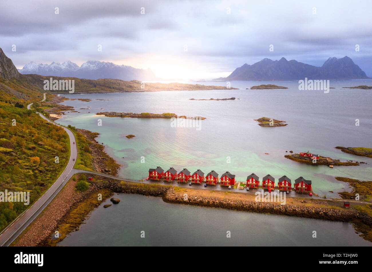 Vista aérea de la carretera costera y casas que rodean Svolvaer, condado de Nordland, Islas Lofoten, Noruega, Europa Foto de stock