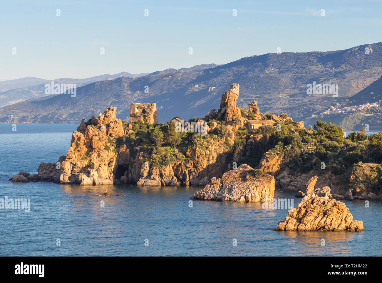 La antigua torre vigía Caldura cerca de Cefalu, Sicilia, Italia, Europa Foto de stock