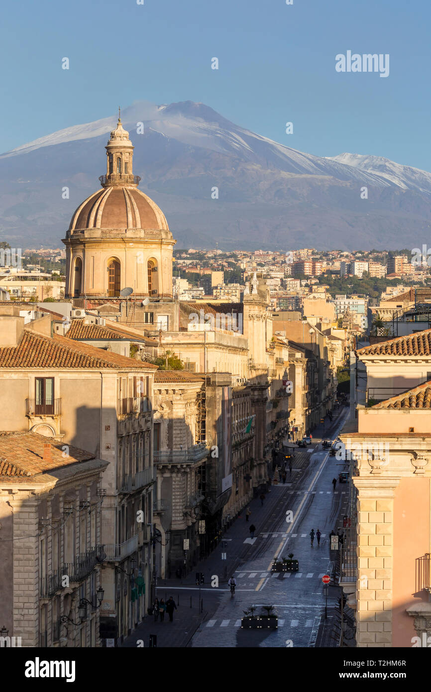 La cúpula de la iglesia de San Miguel y el volcán Etna, en el fondo, Catania, Sicilia, Italia, Europa Foto de stock