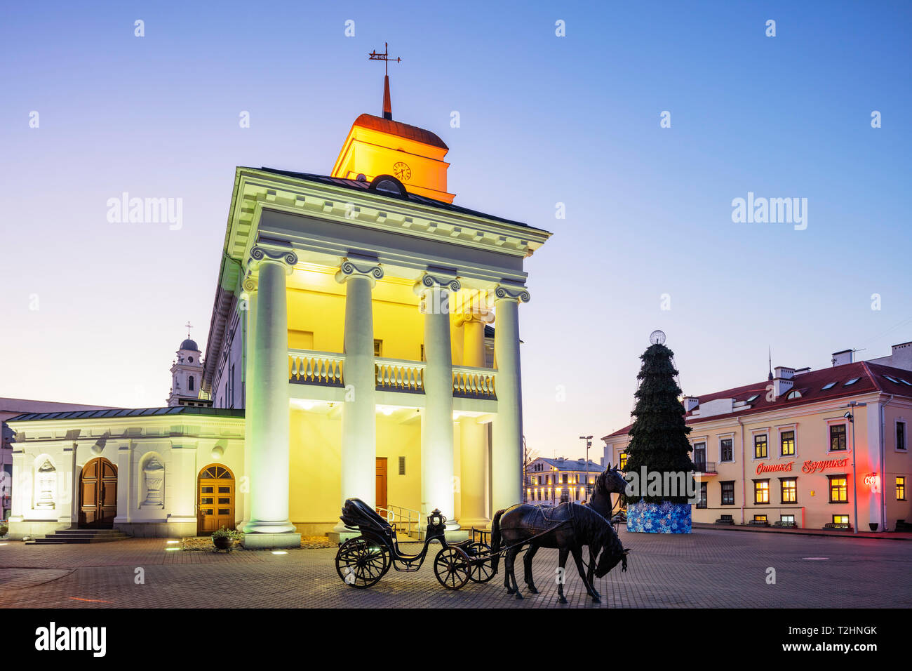 Hall de la ciudad de Minsk al anochecer, Minsk, Belarús, Europa oriental Foto de stock