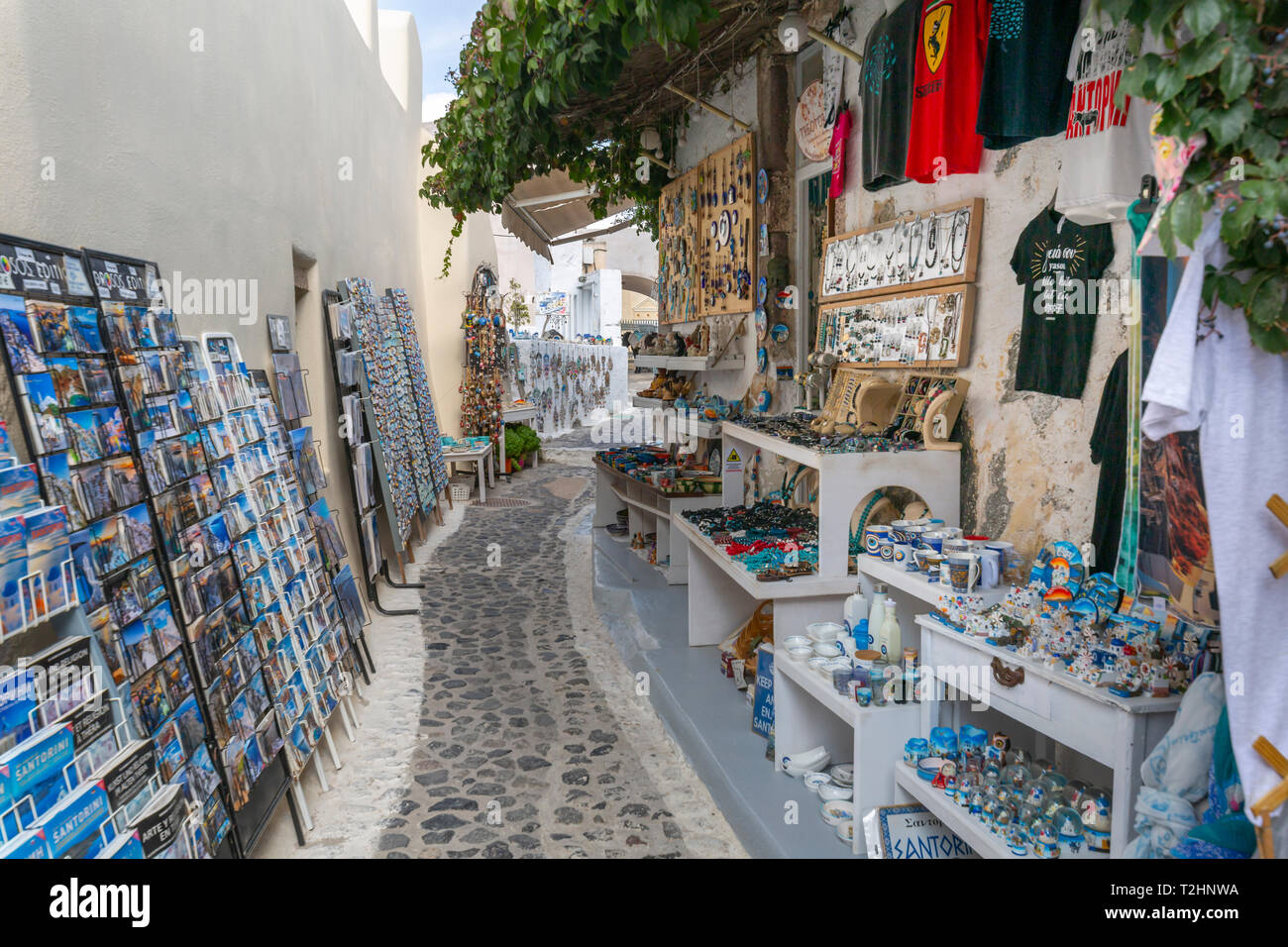 Vista de souvenirs en la calle Pyrgos, Thira, Santorini, las Islas Cícladas, Grecia, Europa Foto de stock