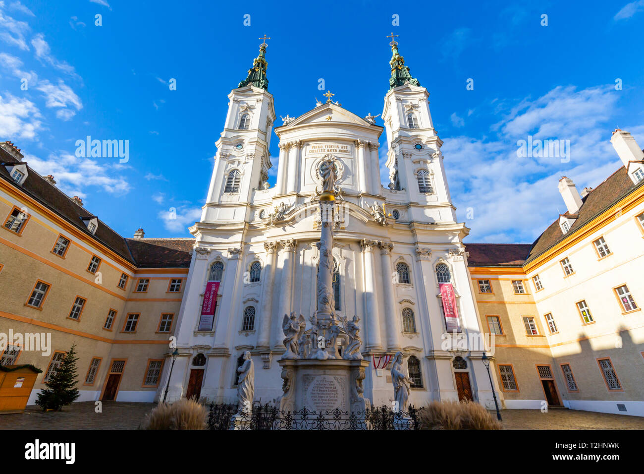 Vista de la Iglesia Católica María Treu en Jodok Fink Platz, Viena, Austria, Europa Foto de stock