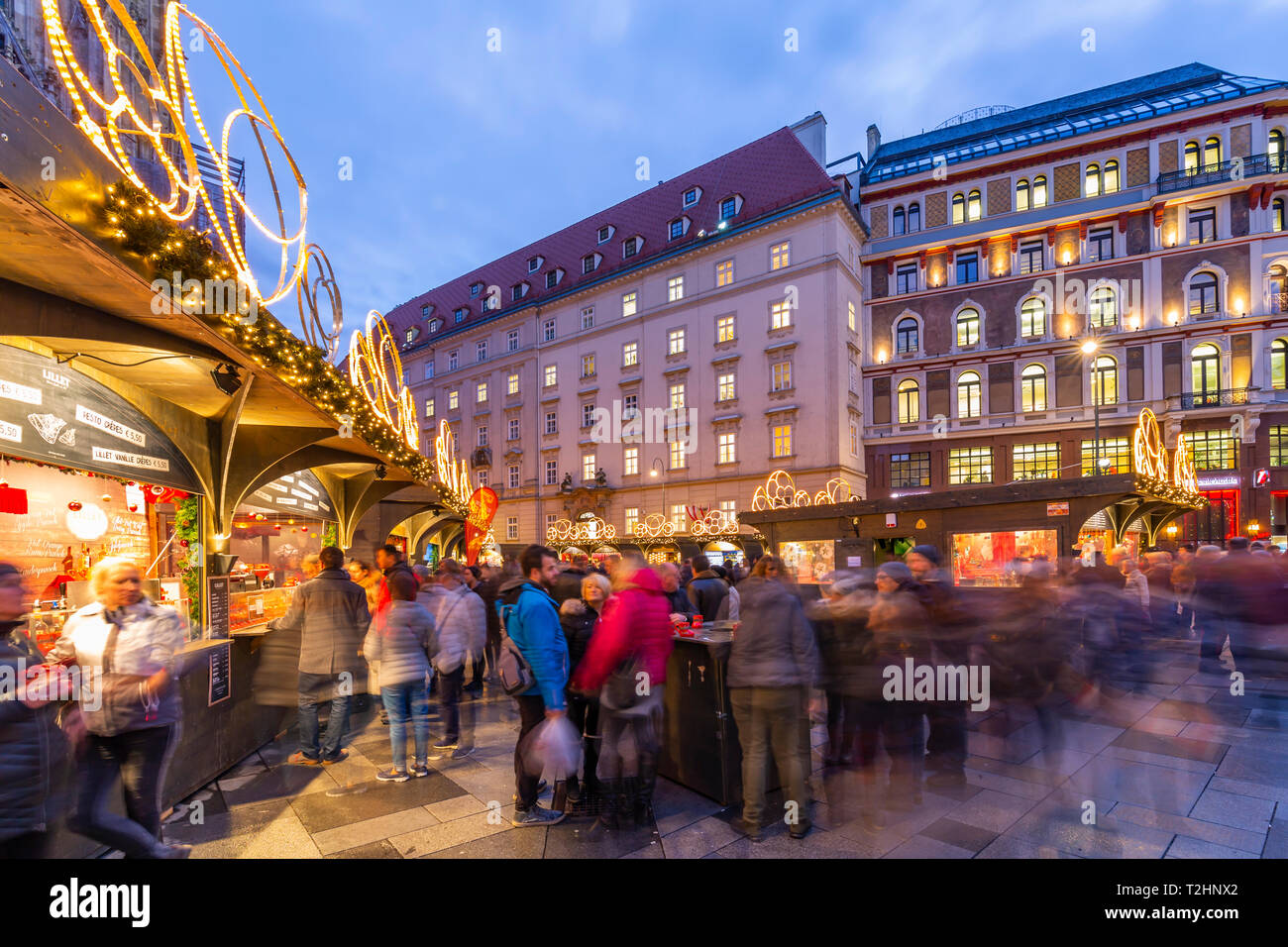 Vista del Mercado de Navidad Stephanplatz al anochecer, Viena, Austria, Europa Foto de stock