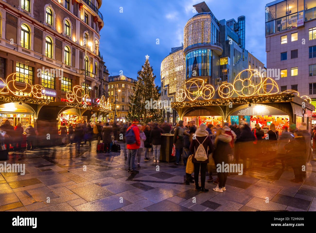Vista del Mercado de Navidad Stephanplatz al anochecer, Viena, Austria, Europa Foto de stock