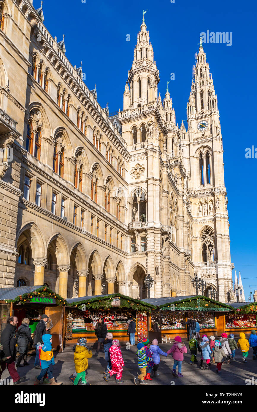 Vista de Rathaus y puestos de mercado de Navidad en la Rathausplatz de Viena, Austria, Europa Foto de stock
