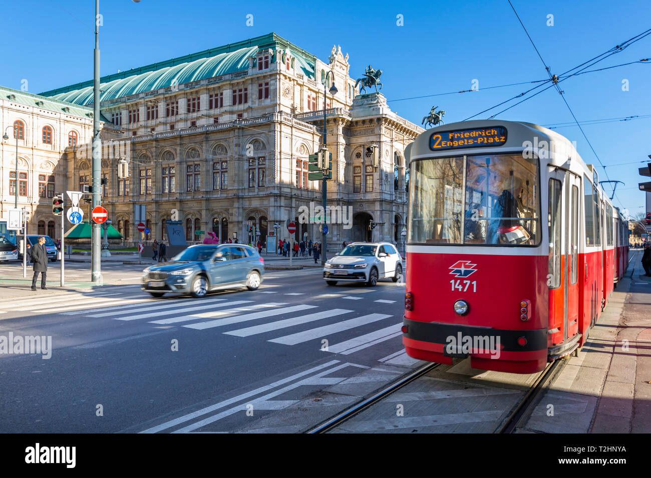 Vista de la Royal Opera House y el tranvía en Opernring, Viena, Austria, Europa Foto de stock