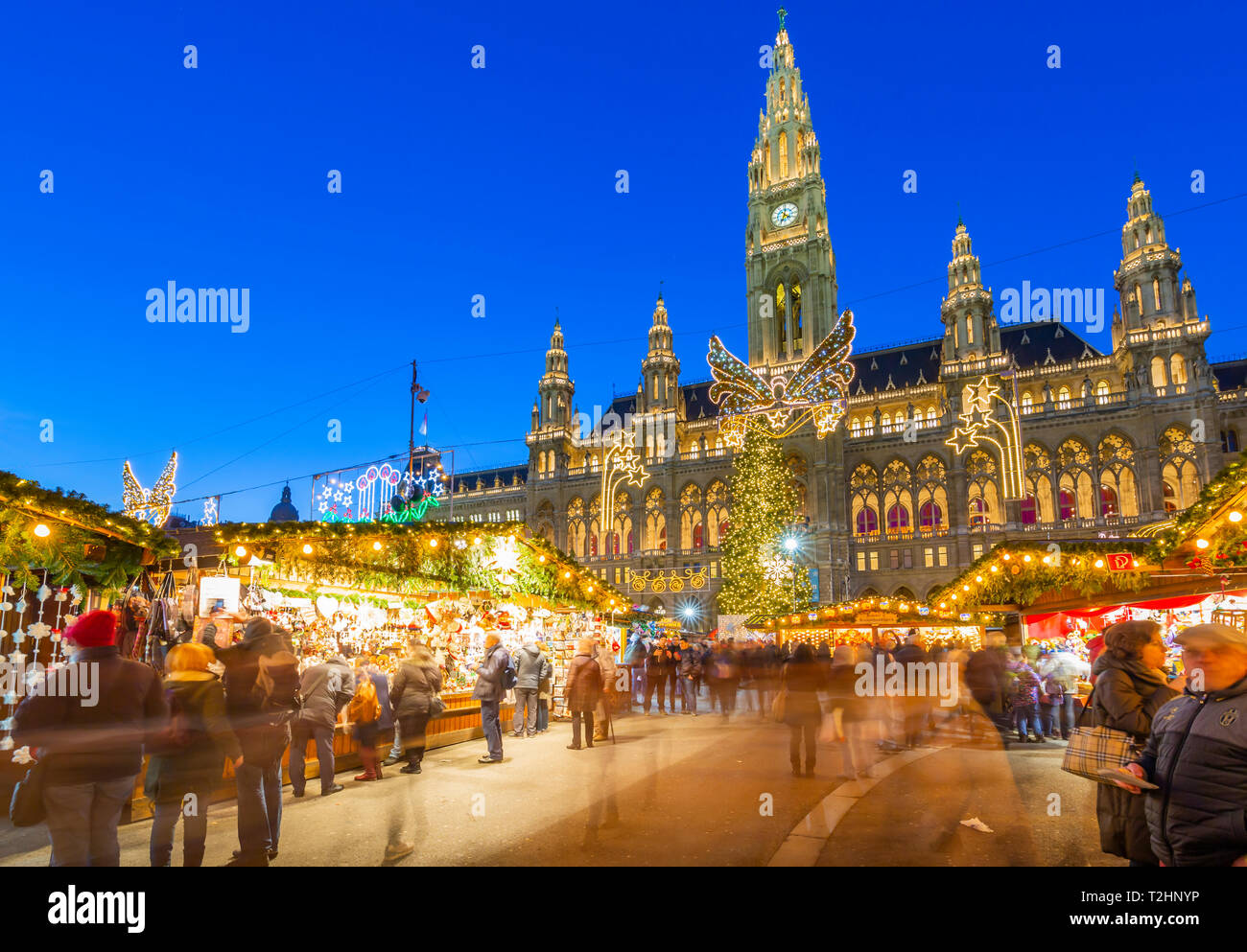 Rathaus y puestos de mercado de Navidad en la noche en la Rathausplatz de Viena, Austria, Europa Foto de stock