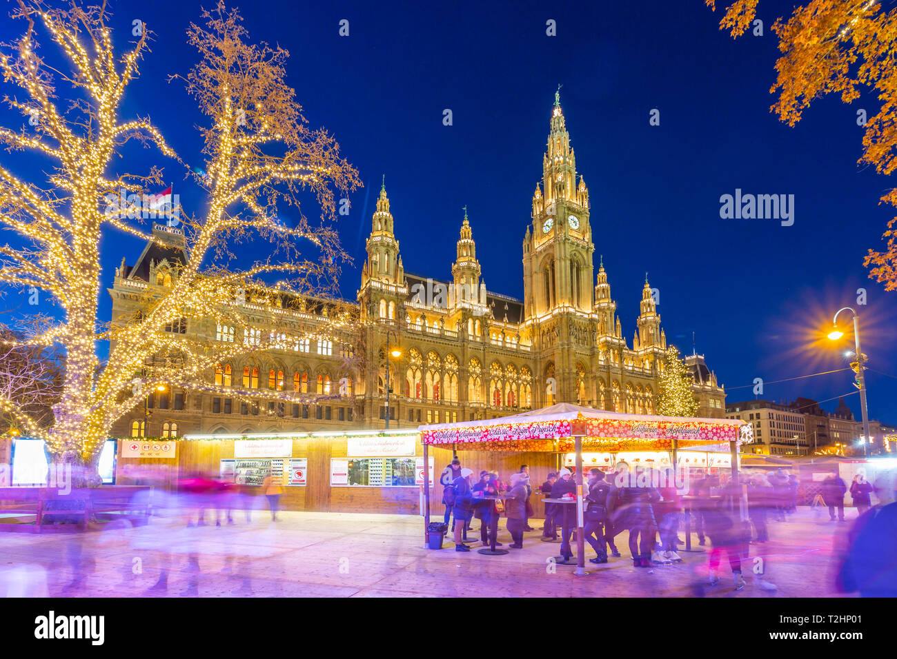 Rathaus y mercado de Navidad en la noche en la Rathausplatz de Viena, Austria, Europa Foto de stock