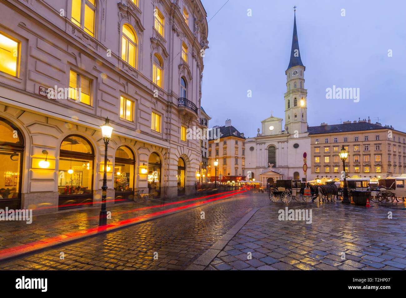 Los puestos de los mercados de Navidad y la Iglesia Católica San Miguel en la Michaelerplatz, en Viena, Austria, Europa Foto de stock