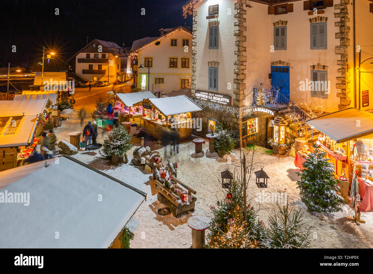 Vista del Mercado de Navidad al atardecer en Hotel Campitello di Fassa, Val di Fassa, Trentino, Italia, Europa Foto de stock