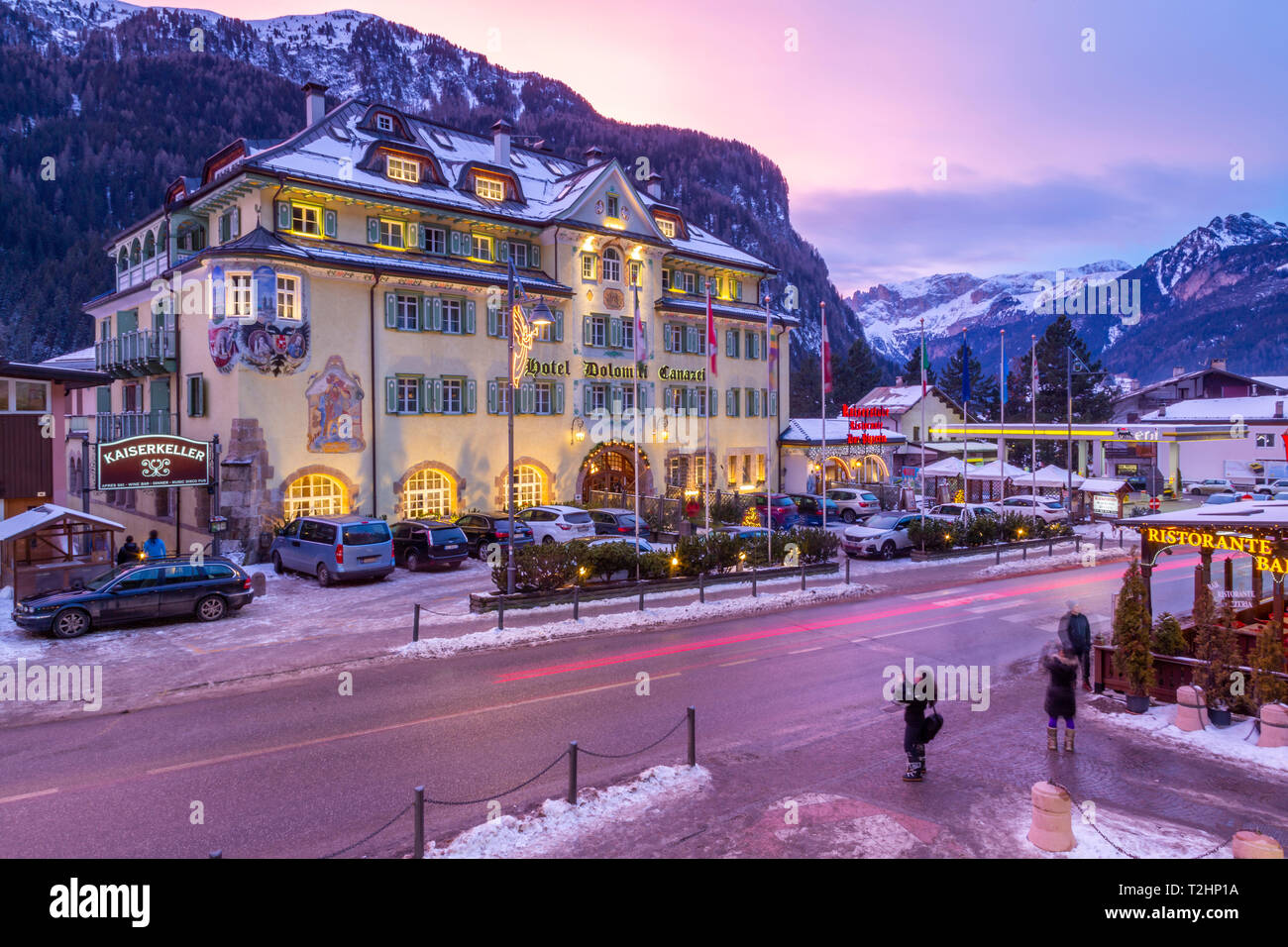 Vista del Hotel Dolomiti Canazei al anochecer en invierno, Canazei, Val di Fassa, Trentino, Italia, Europa Foto de stock
