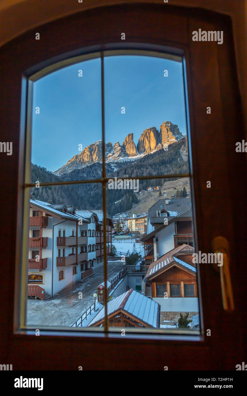 La vista de la ventana de cubierta de nieve Hotel Campitello di Fassa y Grohmannspitze Punta Grohmann, Val di Fassa, Trentino, Italia, Europa Foto de stock