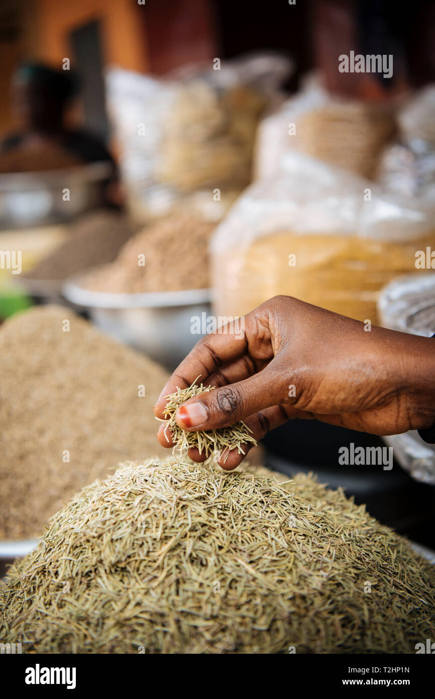 Las especias en la pantalla en el mercado local, en Accra, Ghana, África Foto de stock