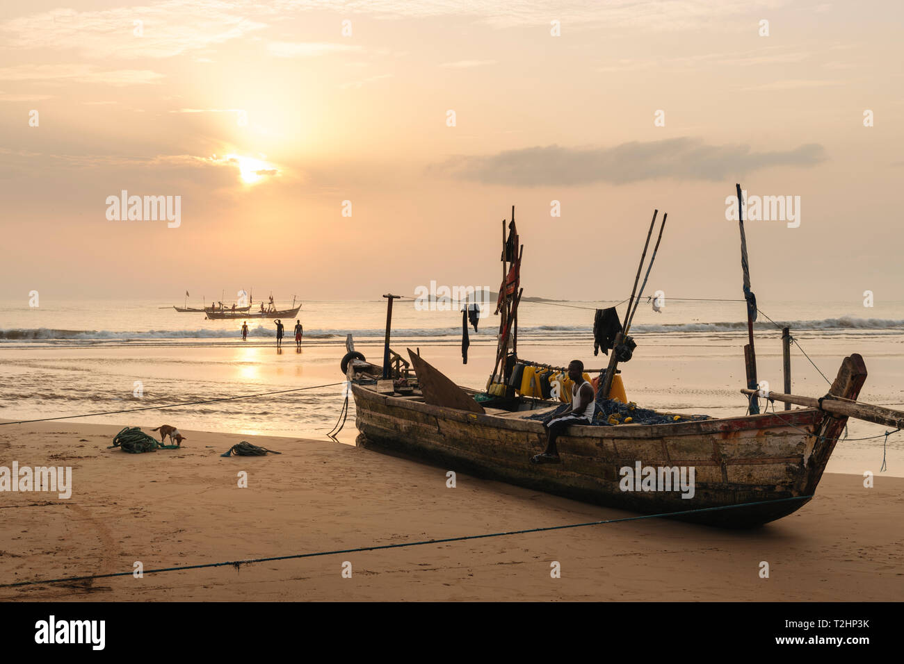 Amanecer en Busua Beach, Busua, Ghana, África Foto de stock