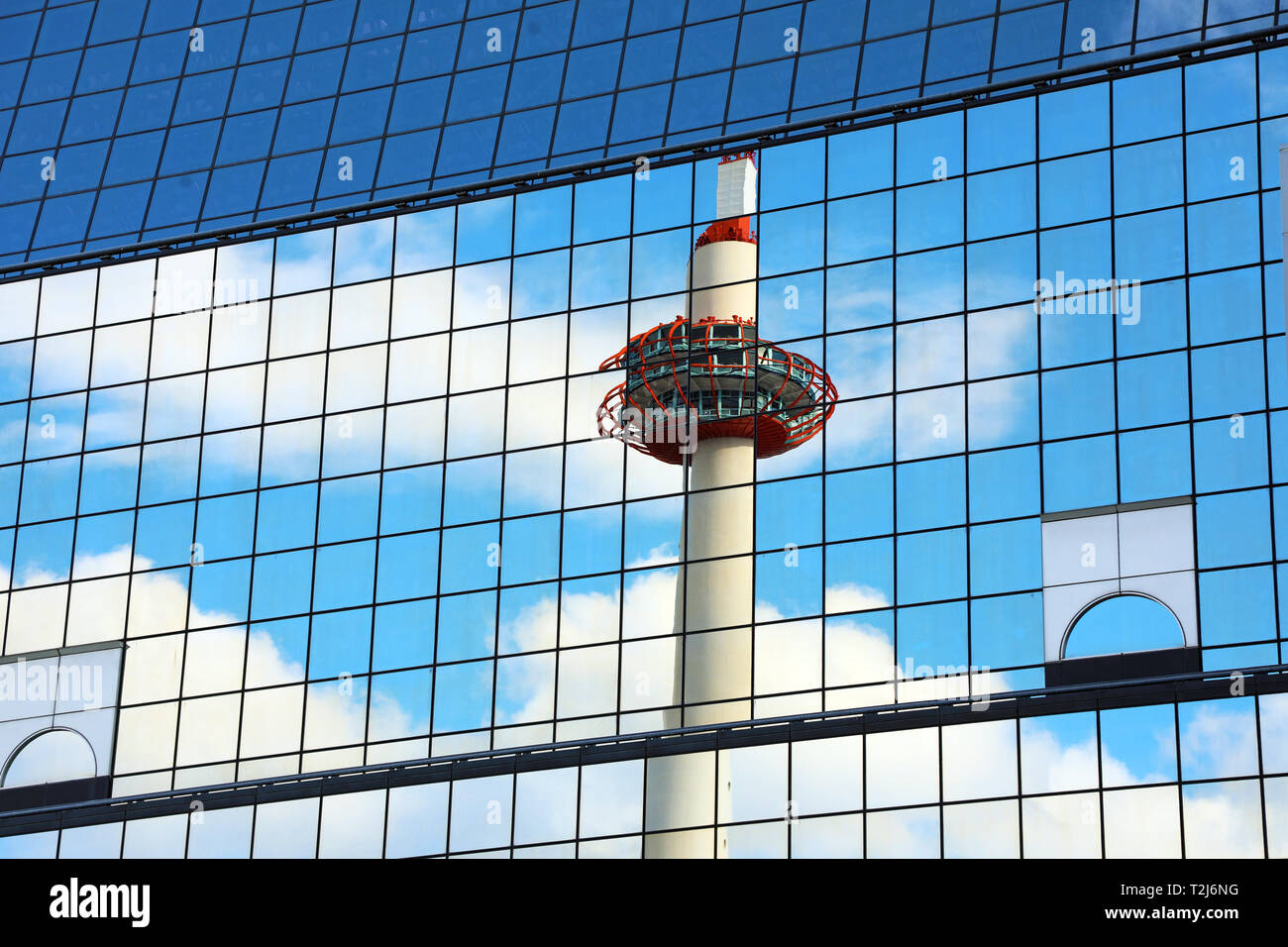 La Torre de Kyoto se refleja en las ventanas de vidrio de la estación de Kyoto, Kyoto, Japón Foto de stock