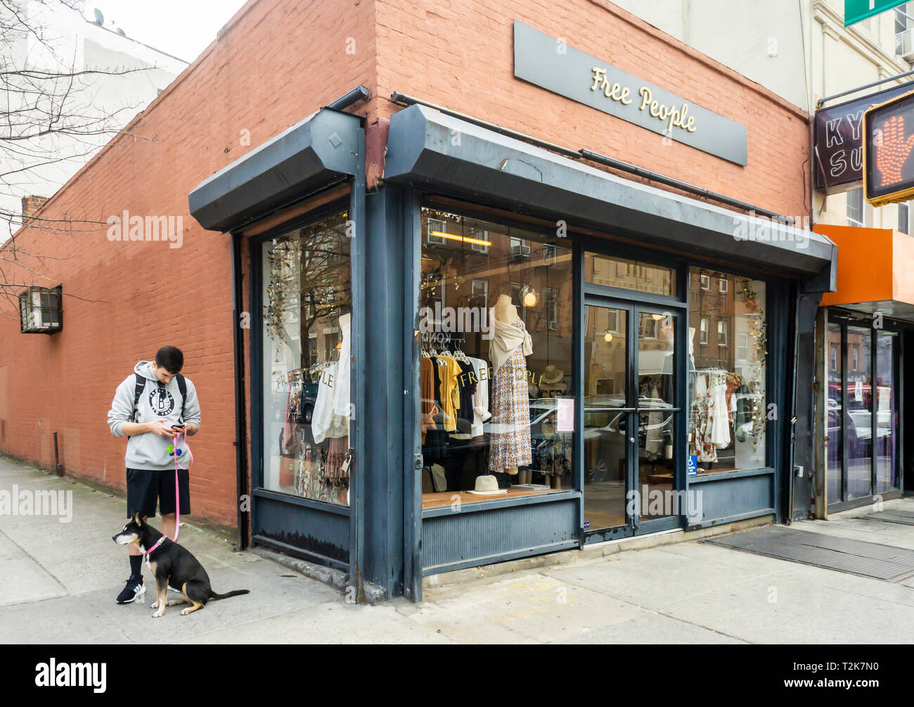 Un Pueblo Libre mujer tienda de ropa en la colina de guijarros barrio de  Brooklyn en Nueva York el sábado, 30 de marzo de 2019. La gente libre es  una marca de