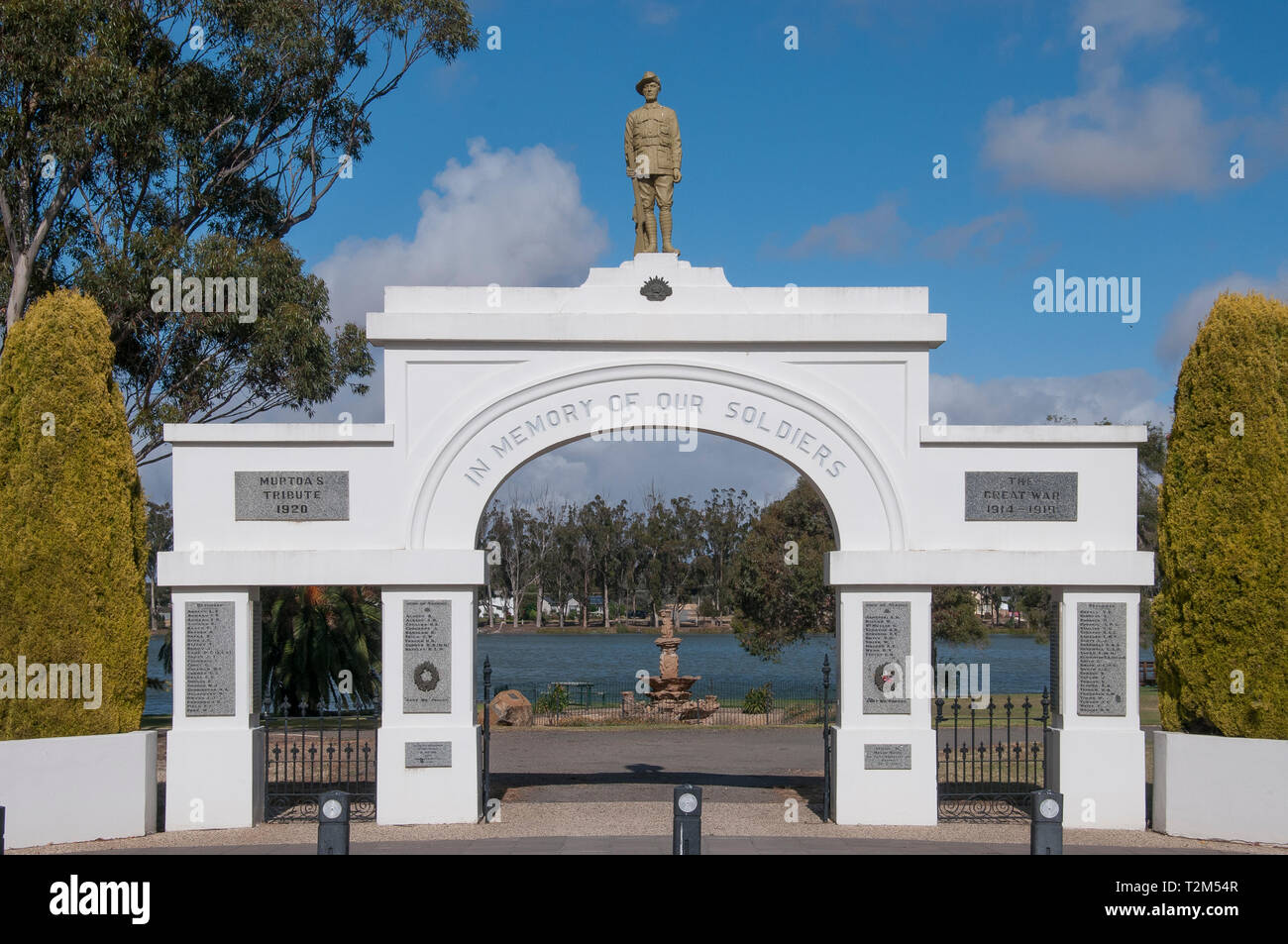 War Memorial Park en Wimmera Murtoa, región, Victoria, Australia. La imponente entrada al parque desmiente la disminución de la población de la ciudad actual. Foto de stock