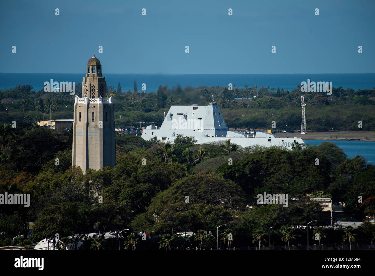 190402-N-QE566-0015 base conjunta de Pearl Harbor HICKAM (Abr. 2, 2019) -- El principal buque de la Marina de los EE.UU. la nueva clase de destructores de misiles guiados, USS Zumwalt (DDG 1000), llega a Pearl Harbor. Durante la visita, puerto programado Zumwalt realizará encuentros con autoridades locales y organizaciones. Zumwalt se encuentra bajo el control operacional de los EE.UU. 3ª Flota. Tercera Flota conduce a todas las fuerzas navales en el Pacífico y proporciona la formación necesaria realistas, pertinentes para una eficaz marina mundial. Tercera Flota coordina con EE.UU. 7ª Flota a planificar y ejecutar misiones basadas en la complementariedad de sus str Foto de stock