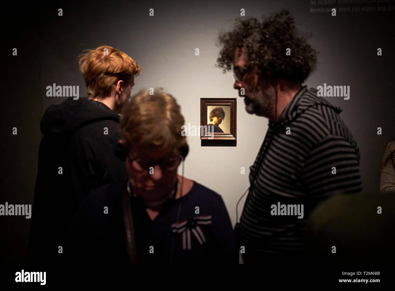 Los visitantes al Rijksmuseum observar uno de Rembrandt's más famosos autorretratos. El año 2019 marca el 350 aniversario de la muerte de Rembrandt. Foto de stock