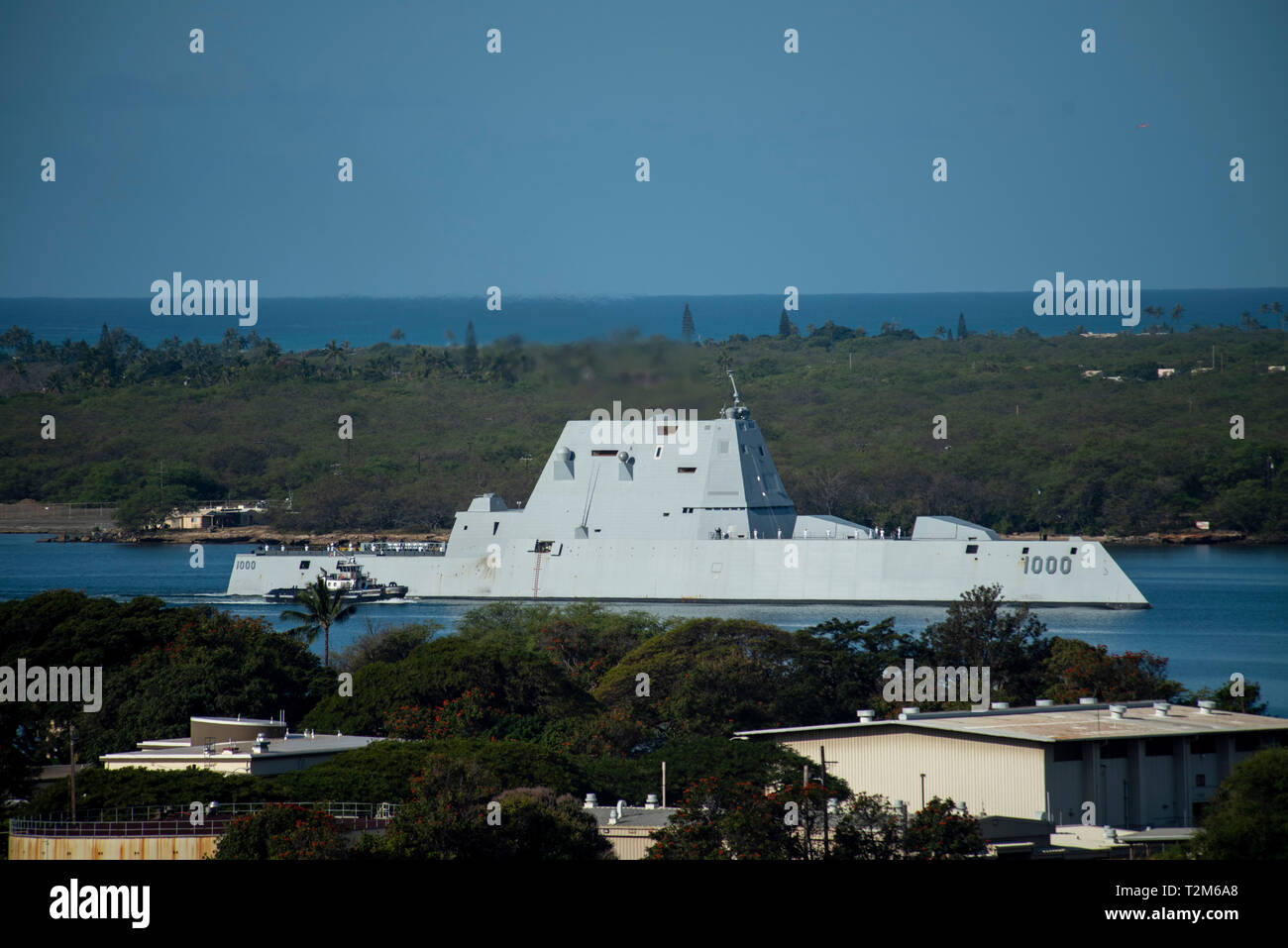 190402-N-QE566-0021 base conjunta de Pearl Harbor HICKAM (Abr. 2, 2019) -- El principal buque de la Marina de los EE.UU. la nueva clase de destructores de misiles guiados, USS Zumwalt (DDG 1000), llega a Pearl Harbor el 2 de abril. Durante la visita, puerto programado Zumwalt realizará encuentros con autoridades locales y organizaciones. Zumwalt se encuentra bajo el control operacional de los EE.UU. 3ª Flota. Tercera Flota conduce a todas las fuerzas navales en el Pacífico y proporciona la formación necesaria realistas, pertinentes para una eficaz marina mundial. Tercera Flota coordina con EE.UU. 7ª Flota a planificar y ejecutar misiones basadas en sus complemen Foto de stock