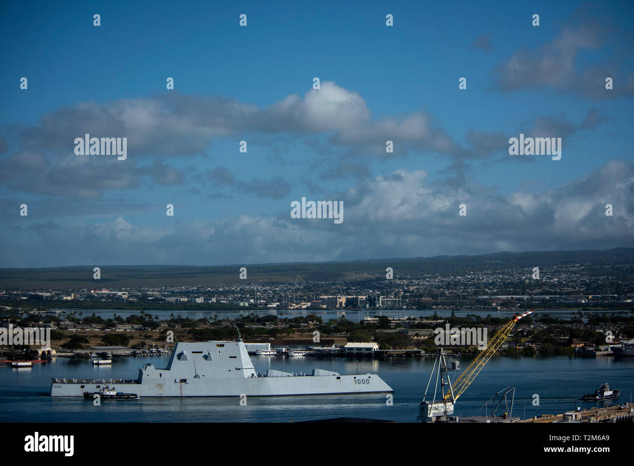 190402-N-QE566-0027 base conjunta de Pearl Harbor HICKAM (Abr. 2, 2019) -- El principal buque de la Marina de los EE.UU. la nueva clase de destructores de misiles guiados, USS Zumwalt (DDG 1000), llega a Pearl Harbor el 2 de abril. Durante la visita, puerto programado Zumwalt realizará encuentros con autoridades locales y organizaciones. Zumwalt se encuentra bajo el control operacional de los EE.UU. 3ª Flota. Tercera Flota conduce a todas las fuerzas navales en el Pacífico y proporciona la formación necesaria realistas, pertinentes para una eficaz marina mundial. Tercera Flota coordina con EE.UU. 7ª Flota a planificar y ejecutar misiones basadas en sus complemen Foto de stock