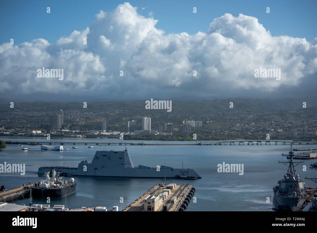 190402-N-QE566-0032 base conjunta de Pearl Harbor HICKAM (Abr. 2, 2019) -- El principal buque de la Marina de los EE.UU. la nueva clase de destructores de misiles guiados, USS Zumwalt (DDG 1000), llega a Pearl Harbor el 2 de abril. Durante la visita, puerto programado Zumwalt realizará encuentros con autoridades locales y organizaciones. Zumwalt se encuentra bajo el control operacional de los EE.UU. 3ª Flota. Tercera Flota conduce a todas las fuerzas navales en el Pacífico y proporciona la formación necesaria realistas, pertinentes para una eficaz marina mundial. Tercera Flota coordina con EE.UU. 7ª Flota a planificar y ejecutar misiones basadas en sus complemen Foto de stock