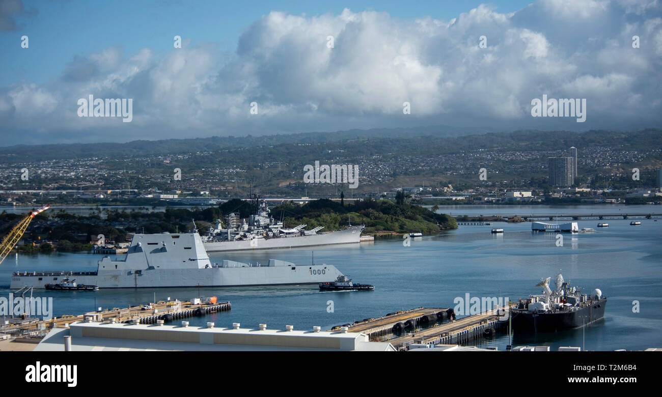 190402-N-QE566-0028 base conjunta de Pearl Harbor HICKAM (Abr. 2, 2019) -- El principal buque de la Marina de los EE.UU. la nueva clase de destructores de misiles guiados, USS Zumwalt (DDG 1000), llega a Pearl Harbor el 2 de abril. Durante la visita, puerto programado Zumwalt realizará encuentros con autoridades locales y organizaciones. Zumwalt se encuentra bajo el control operacional de los EE.UU. 3ª Flota. Tercera Flota conduce a todas las fuerzas navales en el Pacífico y proporciona la formación necesaria realistas, pertinentes para una eficaz marina mundial. Tercera Flota coordina con EE.UU. 7ª Flota a planificar y ejecutar misiones basadas en sus complemen Foto de stock