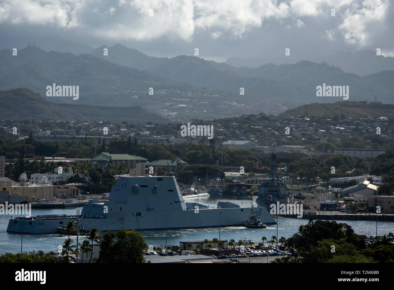 190402-N-QE566-0041 base conjunta de Pearl Harbor HICKAM (Abr. 2, 2019) -- El principal buque de la Marina de los EE.UU. la nueva clase de destructores de misiles guiados, USS Zumwalt (DDG 1000), llega a Pearl Harbor el 2 de abril. Durante la visita, puerto programado Zumwalt realizará encuentros con autoridades locales y organizaciones. Zumwalt se encuentra bajo el control operacional de los EE.UU. 3ª Flota. Tercera Flota conduce a todas las fuerzas navales en el Pacífico y proporciona la formación necesaria realistas, pertinentes para una eficaz marina mundial. Tercera Flota coordina con EE.UU. 7ª Flota a planificar y ejecutar misiones basadas en sus complemen Foto de stock