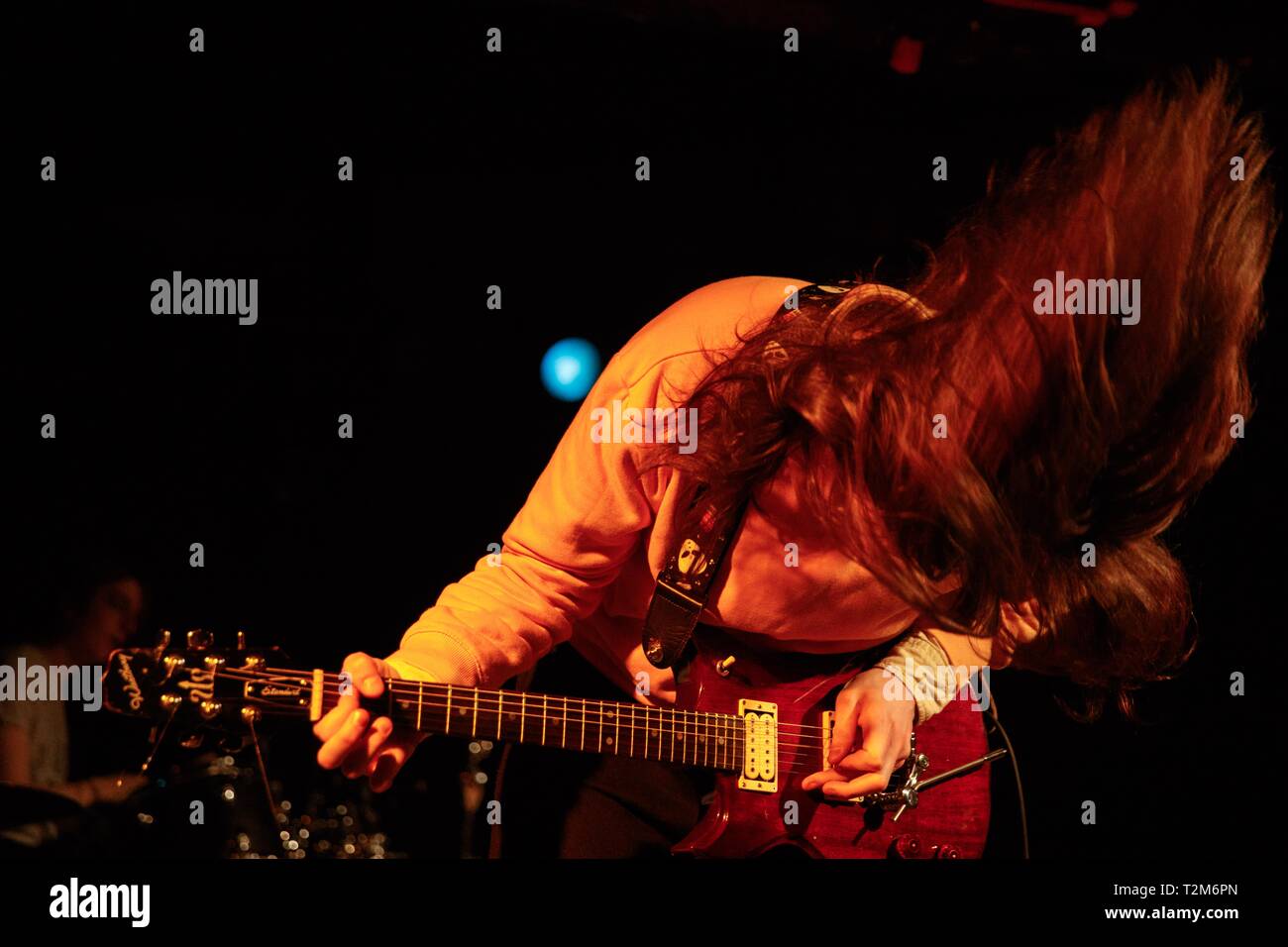 James Rowland visto tocar una guitarra como Sarah Bonito canta mientras la  banda de rock indie británico Kero Kero Bonito realiza en el Bluebird en  Bloomington, Indiana, durante la gira norteamericana. La