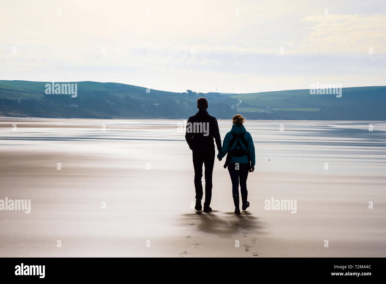 photo Parejas Tomadas De La Mano Caminando https www alamy es las manos de una pareja caminando juntos en una tranquila playa de arena durante la marea baja woolacombe north devon inglaterra reino unido gran bretana image242621468 html