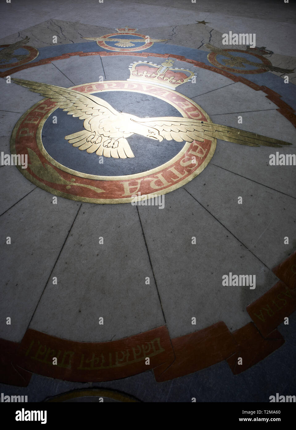 El latón y panel de mosaico en el piso de la iglesia de St Clement Danes, Londres, Reino Unido. La RAF Crest está rodeado por las crestas de las Fuerzas Aéreas de la Commonwealth 8 Foto de stock
