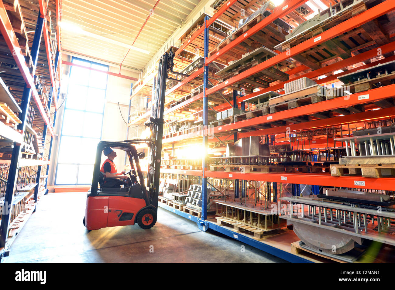 Los trabajadores de logística y transporte de mercancías en un almacén con mercancías para su almacenamiento y envío Foto de stock
